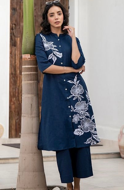 Blue & white printed Kurta with Trousers
Floral printed,