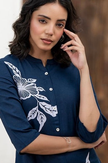 Blue & white printed Kurta with Trousers
Floral printed,