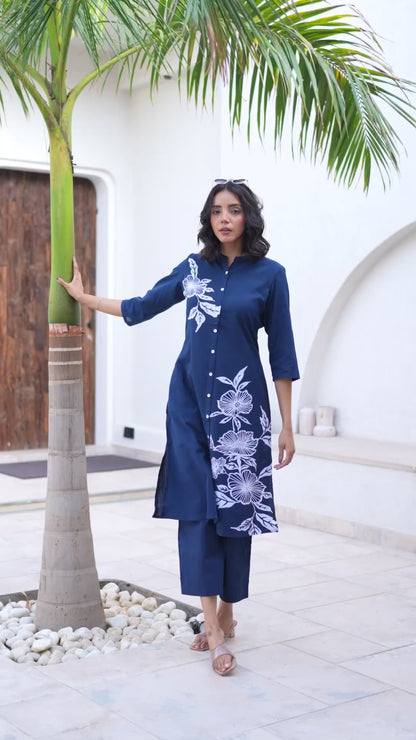 Blue & white printed Kurta with Trousers
Floral printed,